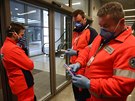 Poltí zdravotníci na mezinárodním letiti v Krakov testují cestující na...