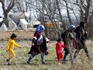 Migranti míí k hraninímu pechodu s eckem. (28. února 2020)