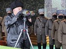 Severokorejský vdce Kim ong-un sleduje vojenské cviení jednotek Korejské...