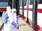 Preventivní dezinfekce na tramvajové stanici v Pchongjangu (3. bezna 2020)