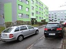 Parkovi�t� mezi bytovkami je mal�, auta tu �asto stoj� na chodn�ku nebo v...