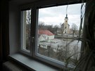 Z okna dtského pokoje (ale i obýváku) je vidt na kostel a hbitov.