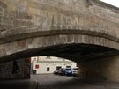 Pod obloukem Karlova mostu na Mal Stran se objevilo graffiti. (9.3.2020)