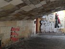 Pod obloukem Karlova mostu na Mal Stran se objevilo graffiti. (9.3.2020)