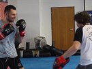 Reportér Matj Smlsal na tréninku smíeného bojového umní MMA.