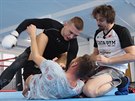 Reportér Matj Smlsal se uí bránit zápasníkovi MMA Michalu Nepraovi. Trénuje...