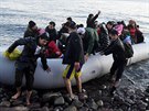 Migranti piplouvají na pobeí eckého ostrova Lesbos. (2. bezna 2020)