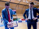 Brnnský trenér Lubomír Rika (s ervenou kravatou) a jeho asistent Martin...