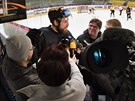 Litvínovský hokejista Michal Trávníek se vnuje médiím.