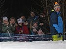 Fanouci sledují závody v Novém Mst na Morav pes plot.