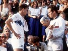 John McEnroe (vpravo) a Ivan Lendl po finále Roland Garros 1984