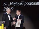 Václav Stank (vpravo) s cenou tená MF DNES a iDNES.cz za nejlepí...