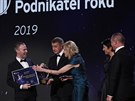 EY Podnikatel roku 2019 Oliver Dlouhý pebírá cenu od premiéra Andreje Babie a...