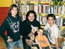 árka Rezková v roce 2007: se syny Ottou, Filipem a Dominikem a s fenkou...