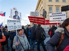 Tisíce lidí dorazily na Staroměstské náměstí v Praze na demonstraci na obranu...