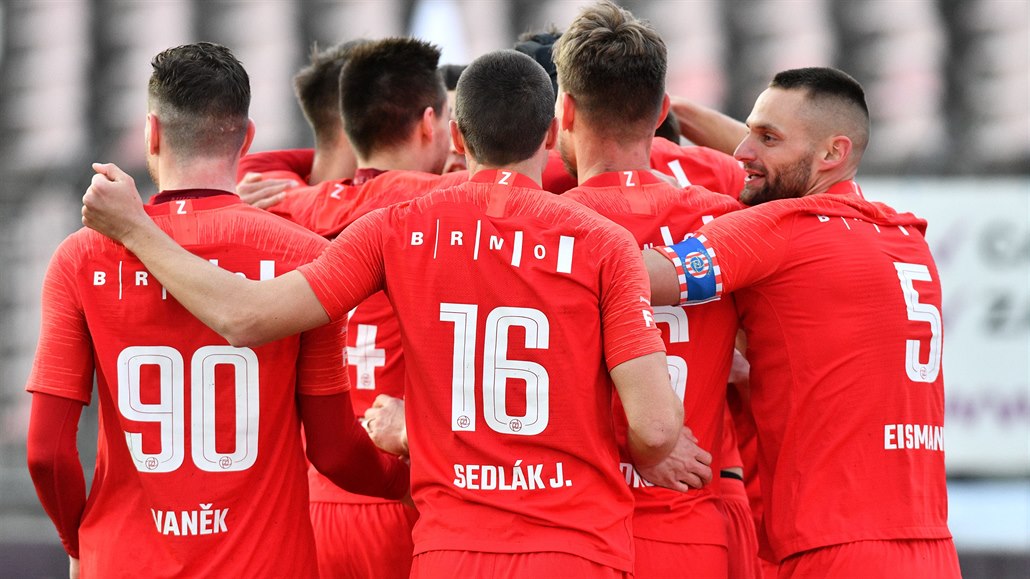 Brn�n�tí fotbalisté slaví vst�elený gól.