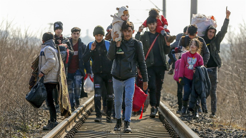 Davy migrant� putují do �ecka poté, co Turecko oznámilo, �e jim u� dále nebude...