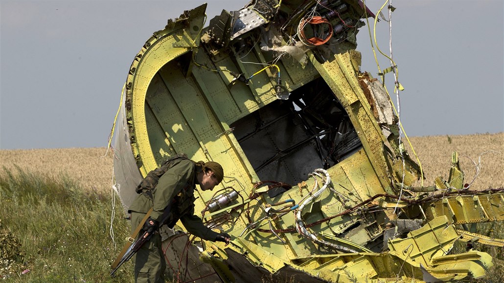 Proruský rebel se dotýká trosek malajsijského letounu na lince MH17, které...