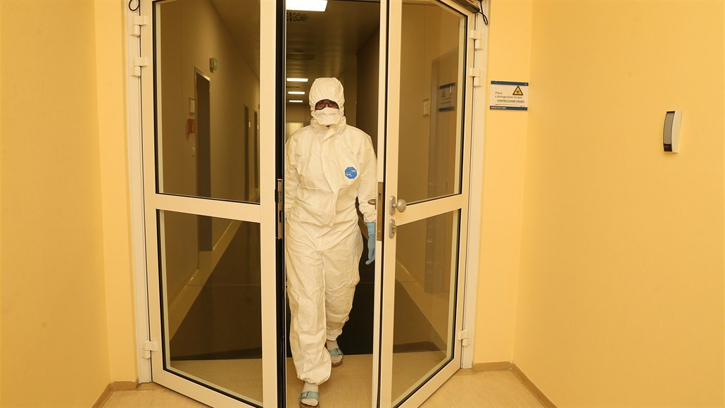 Masarykova nemocnice v Ústí nad Labem - infek�ní odd�lení v b�eznu 2020. Sestry p�edpokládají, �e v celot�lových oblecích stráví kv�li neo�kovaným dal�í Vánoce.