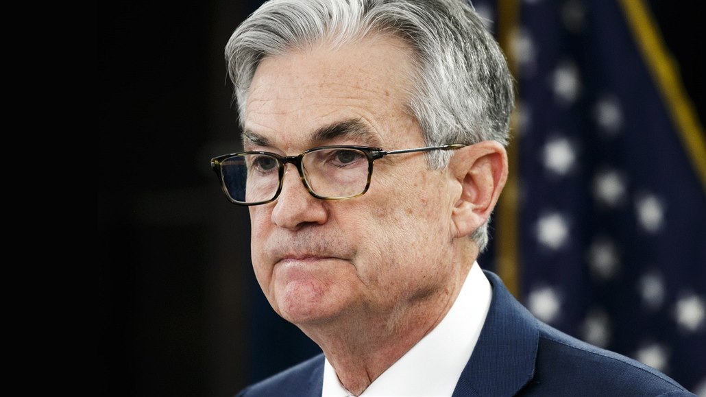 �éf amerického FEDu Jerome Powell hovo�í na konferenci ve Washingtonu. (3....