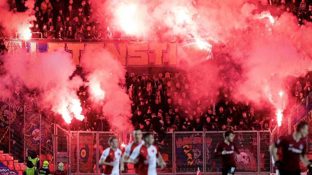 Stotisícová pokuta i zákaz vstupu. Senát potvrdil možné tresty pro chuligány