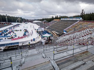 Biatlonistky při štafetě projíždějí stadiónem v Novém Městě na Moravě před...