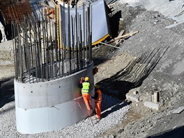 V severoitalském Janově stavební dělníci pracují na dokončení nového dálničního...