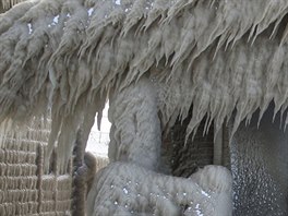 Dm na plái Hoover na severu Spojených stát je pokryt ledem kvli silným...