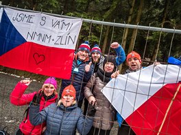 Čeští fanoušci u zátarasů kolem areálu v Novém Městě na Moravě, kam měli diváci...