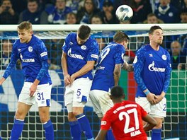 David Alaba (27) z Bayernu Mnichov stl pes ze sloenou z hr Schalke 04.