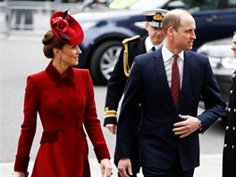 Vévodkyn Kate a princ William pi píchodu do Westminsterského opatství...