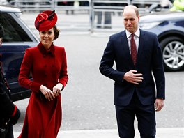 Vévodkyn Kate a princ William pi píchodu do Westminsterského opatství...