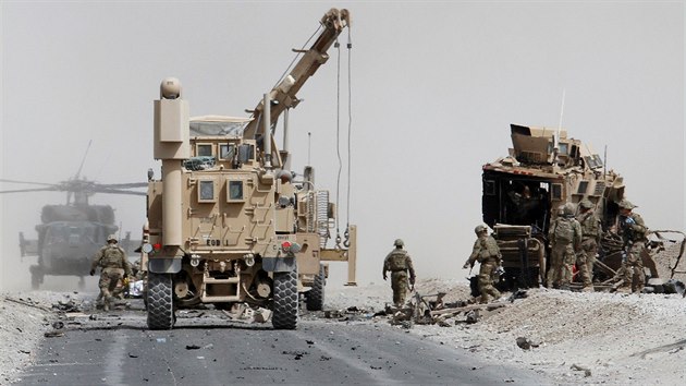 Nsledky sebevraednho toku na vojensk konvoj NATO v provincii Kandahr (2. srpna 2017)
