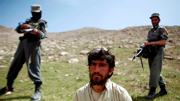 Afghnt policist a zajat bojovnk Talibanu v provincii Zbul (22. bezna 2008)