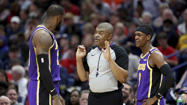 LeBron James (vlevo) a Rajon Rondo z Los Angeles Lakers naslouchají rozhodčímu Tony Brothersovi.