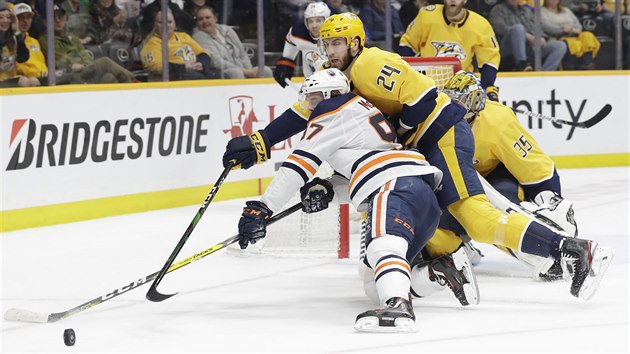 Connor McDavid (vlevo) z Edmontonu bojuje o puk v utkn proti Nashvillu.