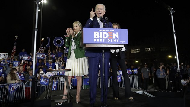 Joe Biden mluv bhem takzvanho superter v Kalifornii. (3. bezna 2020)