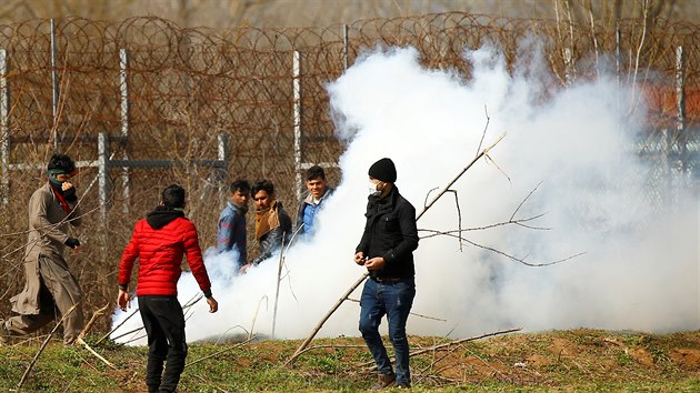 Migranty na turecko-řecké hranici bezpečnostní složky rozhání slzným plynem. (7. března 2020)