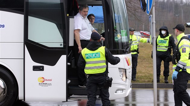 Policist, hasii a celnci kontroluj na 10 hraninch pechodech cestujc vracejc se ze zahrani. (9. bezna 2020)