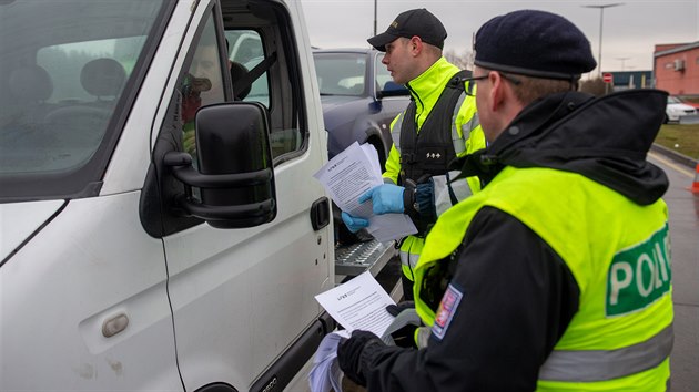 Policist, hasii a celnci kontroluj na 10 hraninch pechodech cestujc vracejc se ze zahrani. (9. bezna 2020)