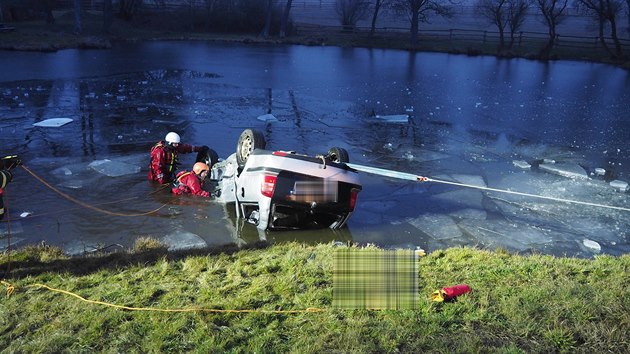 Pi dopravn nehod u Bochova skonilo auto v rybnku. (17. ledna 2020)