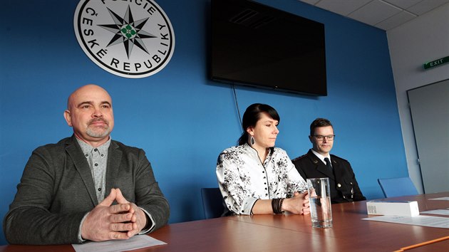 Ocen�n� Pavel Kott, �editelka projektu Gentleman silnic Ivana Buri�nkov� a krajsk� policejn� �editel Petr Mach��ek (zleva).