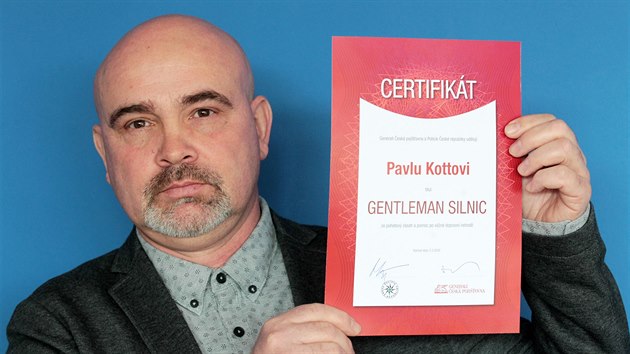 Pavel Kott z Hersto�ic na Karlovarsku p�evzal na krajsk�m policejn�m �editelstv� ocen�n� Gentleman silnic za z�chranu mlad� d�vky z auta, kter� letos v lednu p�i dopravn� nehod� skon�ilo v rybn�ku.