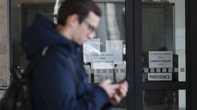 Strojn� fakulta �esk�ho vysok�ho u�en� technick�ho v Praze zru�ila v�uku. Jeden z vyu�uj�c�ch p�i�el do kontaktu s kolegou, kter� se nakazil na konferenci v italsk�m m�st� Udine. (2. 3. 2020)