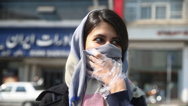 Žena si zakrývá ústa a nos v íránském hlavním městě Teheránu. (5. března 2020)