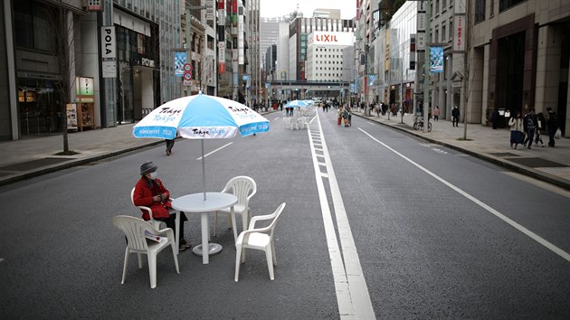 ena s roukou sed uprosted ulice v hlavnm mst Japonska Tokiu. (7. bezna 2020)