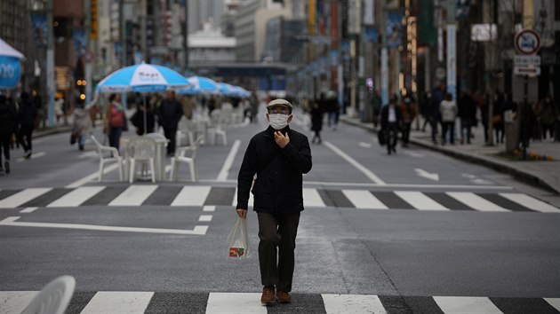 Mu s roukou na ulici v hlavnm japonskm mst Tokiu (7. bezna 2020)