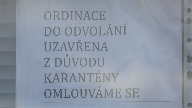 Ordinace ve Steovicch, kter kvli karantn odkazuje pacienty k praktikovi na Vtzn nmst (6. bezna 2020)