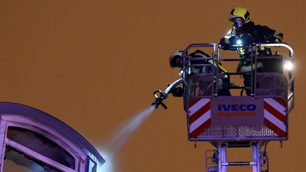 Hasiči v noci z pátku na sobotu bojovali s požárem v Mariánských Lázních. (29. února 2020)