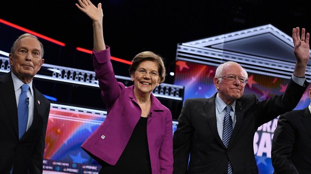 Účastníci klání demokratů o prezidentskou nominaci: zleva Mike Bloomberg, Elizabeth Warrenová a Bernie Sanders při televizní debatě (19. února 2020)